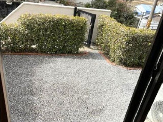 ガーデニングや、お子さまの外遊びにも嬉しいスペース。砂利敷きなので防犯対策にもなりますね。(2025年10月7日)