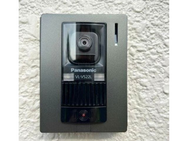 モニター付きインターホン
訪問者の顔が見えて安心ですね。玄関先まで行かずに対応できます。
(2025年10月7日)