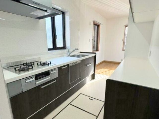 2024年12月に全面をリフォーム済みのため、お綺麗な物件です。食器洗浄乾燥機、3口コンロ、カップボードを備えており使い勝手を期待できますね。(2025年10月7日)