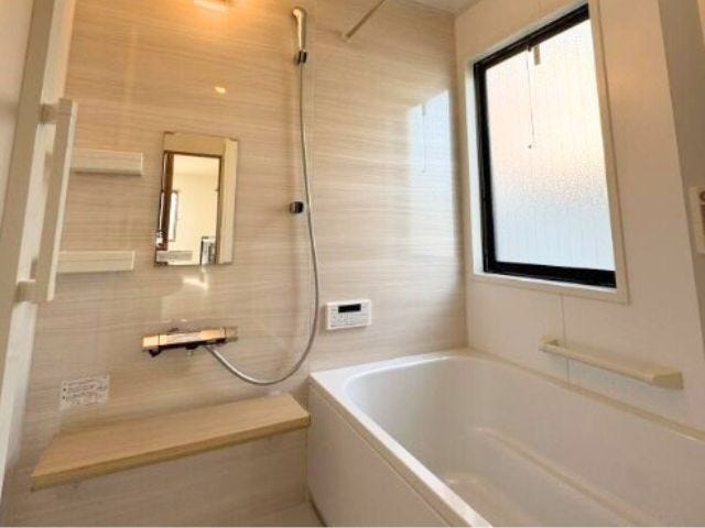 木目調の化粧パネルでリラックスできそうなバスルーム。ゆったりと湯舟に浸かって一日の疲れをリフレッシュできますね。(2025年10月7日)