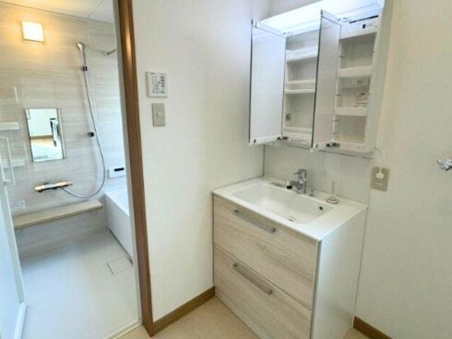 ライト付きの3面鏡で見やすく、お肌の手入れや身支度も捗りますね。(2025年10月7日)