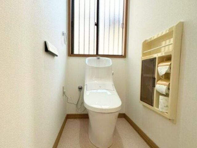 ペーパーホルダーが2つあるので、取り換えの回数を減らせますね。大き目の窓からは自然採光を取り込めます。(2025年10月7日)