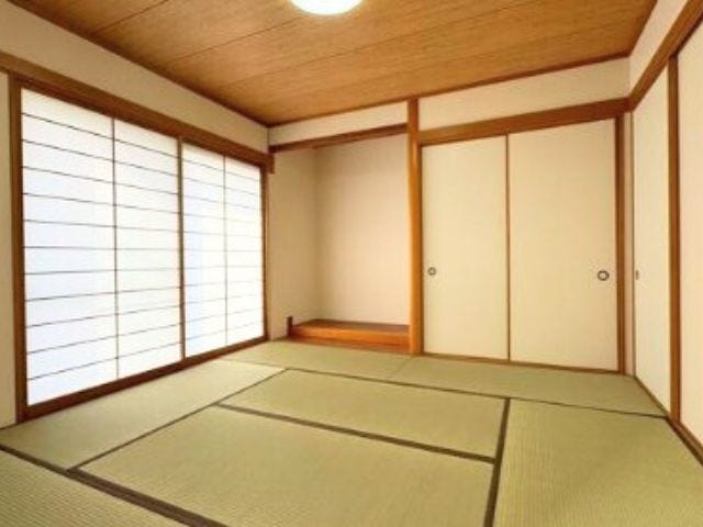 1階
玄関すぐの廊下とリビングの2方向から出入りできる、回遊導線が便利な居室。来客部屋としてもご利用いただけます♪
(2025年10月7日)