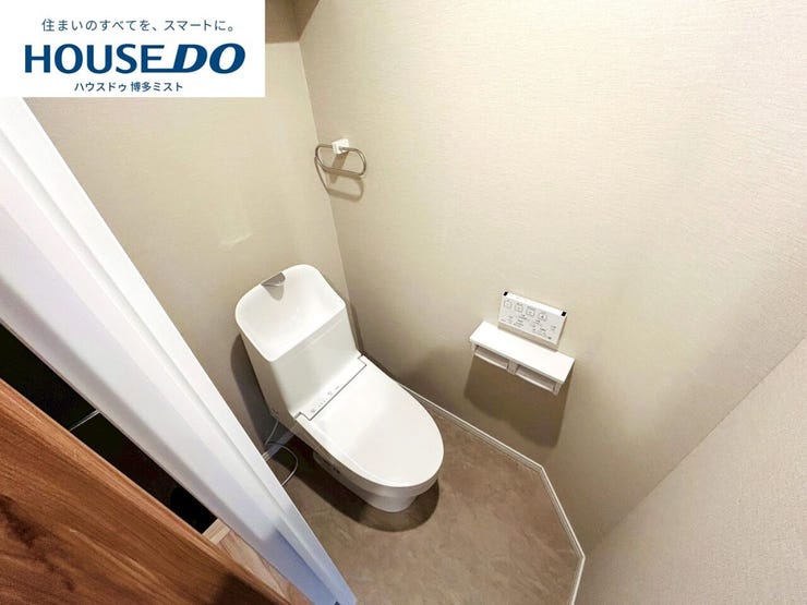 【毎日の使うものだから】温水洗浄便座付きのトイレです。汚れてもサッとひと拭きでお手入れ簡単。節水仕様でしっかり洗浄できます。環境にやさしく、しかも経済的です。