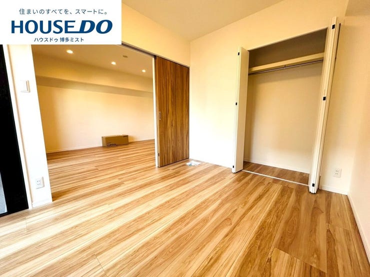 【リビングにプラスαを】リビング横洋室。1部屋として使うことはもちろんですが、扉を開放してリビングと一体感を持って使うことも出来る洋室です。