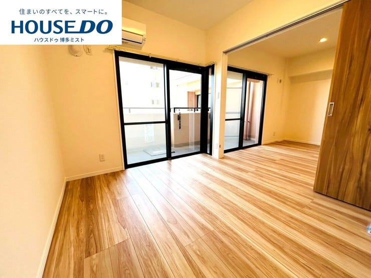 【リビングにプラスαを】リビング横洋室。1部屋として使うことはもちろんですが、扉を開放してリビングと一体感を持って使うことも出来る洋室です。