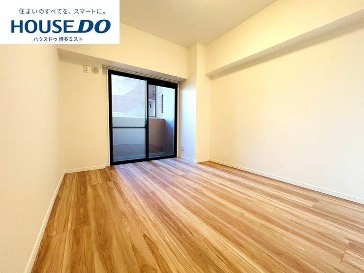 【プライベートルームの過ごし方】ベッドや机などの家具を置いてもゆとりある広さ。何にも邪魔されたくない一番のプライベート空間だから、過ごしやすさは大切にしたい・・・。