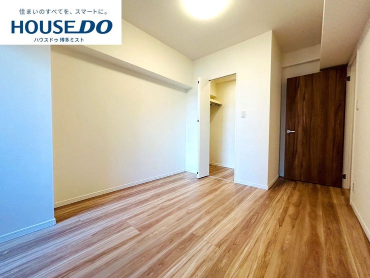 【プライベートルームの過ごし方】ベッドや机などの家具を置いてもゆとりある広さ。何にも邪魔されたくない一番のプライベート空間だから、過ごしやすさは大切にしたい・・・。