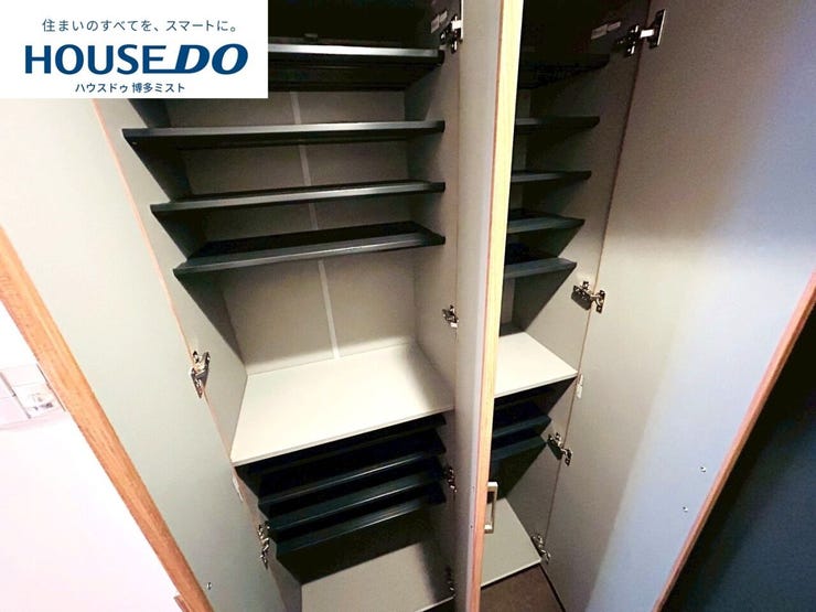 【玄関スッキリ計画】毎日の『いってきます』と『ただいま』の声が響く玄関。出しっぱなしにしたくない荷物もしっかり収納で出来るように収納多めです。