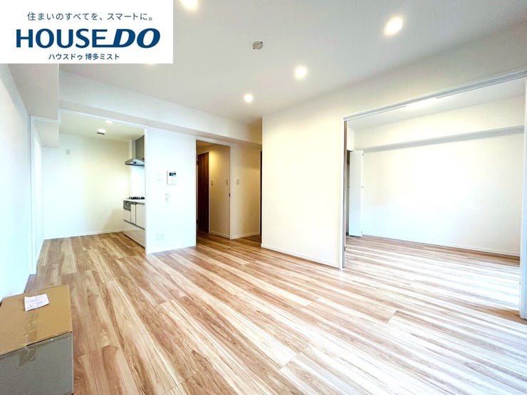 【家族のいやし時間】穏やかな光が入るリビング。忙しい毎日だからこそ、家族と過ごす時間は大切。家族みんなが快適なリビングだから、忙しい朝も、くつろぎの夜も、楽しい時間が過ごせます。