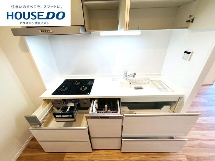 【今日のゴハンは何食べたい?】重たい鍋や大きなフライパンの収納はキッチン下のスライド収納へ。ちょっとした家事の手間を楽にする、家族みんなが使いやすいキッチンです。