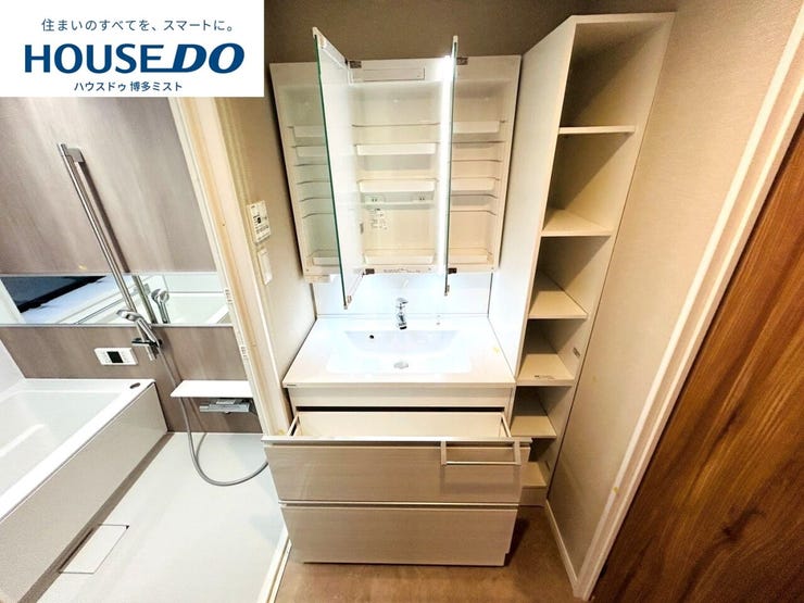 【サクッと準備して、さぁ行こう!】引き出しや3面鏡裏などの収納がたっぷりあるので、出したままにしたくないドライヤーや化粧品類などの生活感が出るものが片付きます。