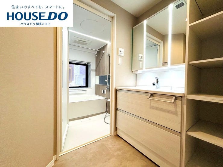 【毎日の使うものだから】お手入れしやすく使いやすい3面鏡付きの洗面台。収納スペースも広く、洗剤や掃除道具をたっぷりと収納できます。