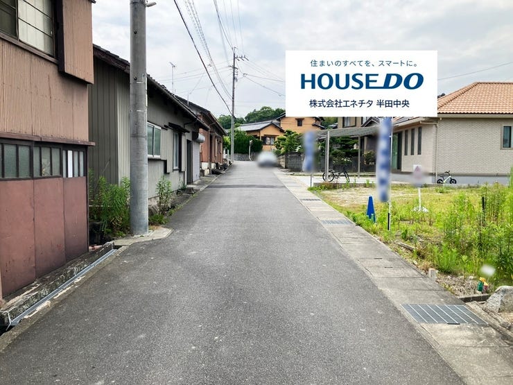 前面道路は幅6mと十分な広さがあり、車のすれ違いや駐車もスムーズに行えます。交通量が適度で落ち着いた環境のため、安全性が高く、子育て世代にも安心です。生活利便施設へのアクセスも良好な立地です。