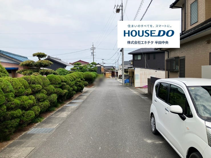 前面道路は幅6mと十分な広さがあり、車のすれ違いや駐車もスムーズに行えます。交通量が適度で落ち着いた環境のため、安全性が高く、子育て世代にも安心です。生活利便施設へのアクセスも良好な立地です。