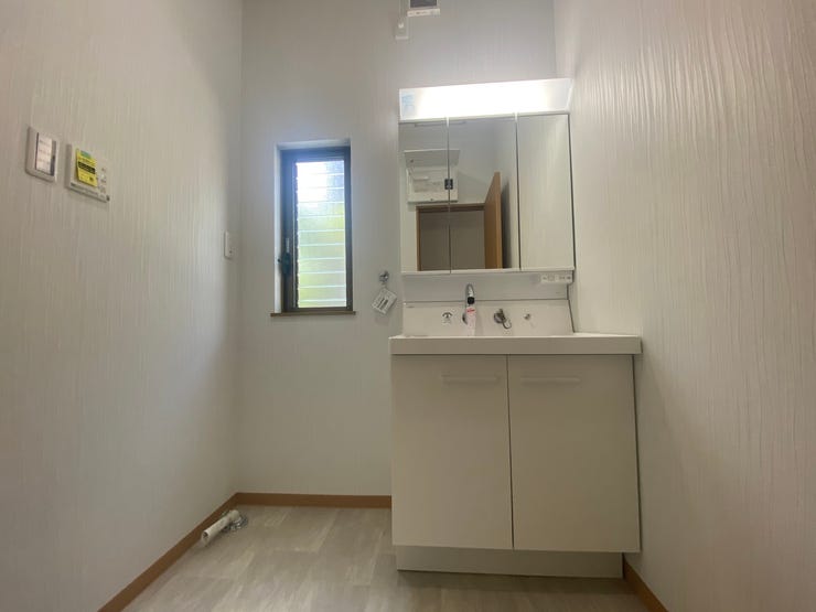 三面鏡付きの洗面台♪鏡の裏には収納スペースがあるので、歯ブラシや化粧水などの小物をしまい生活感を隠すことができます♪