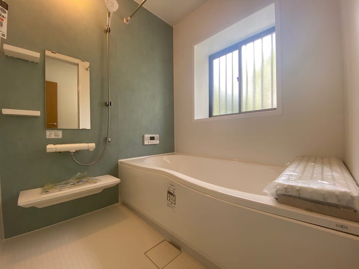 浴室乾燥付きで雨の日や冬のお洗濯物も安心です!
また追い焚き機能も付いているので浴室に行く手間が省けてお好きなタイミングで入浴できます♪