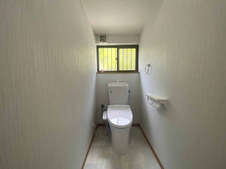 温水洗浄便座付きで年中快適にご使用いただけます♪窓から光も入り、換気も簡単に行えます♪