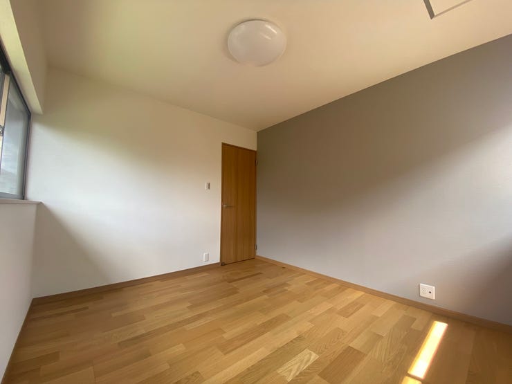 各居室の収納スペースに使わない荷物をしっかりと仕舞えるのでベッドを置いても狭くありません♪