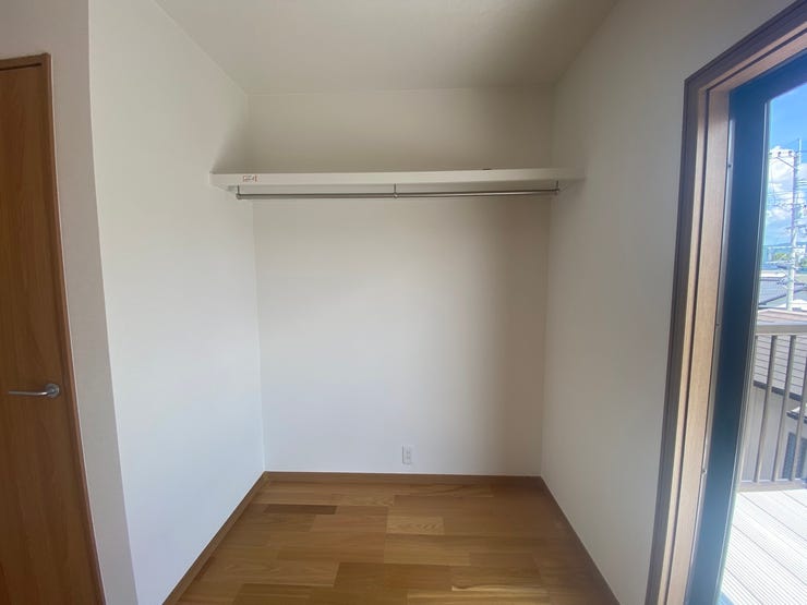 棚にはバッグや帽子、ボックス収納もスッキリ収まります。