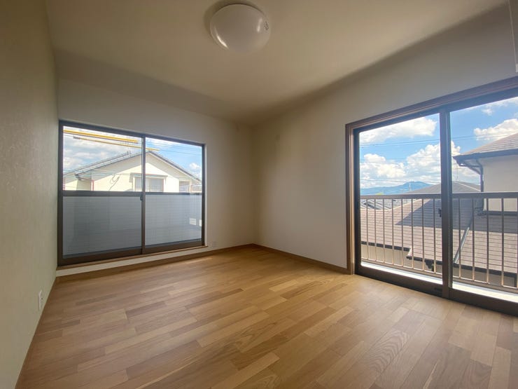 バルコニーに直結のお部屋で明るく快適にお過ごしいただけます♪