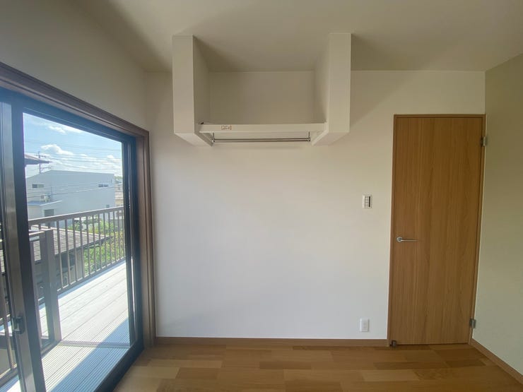 ハンガーパイプ付きで、コートやワンピースもシワにならずキレイに収納!