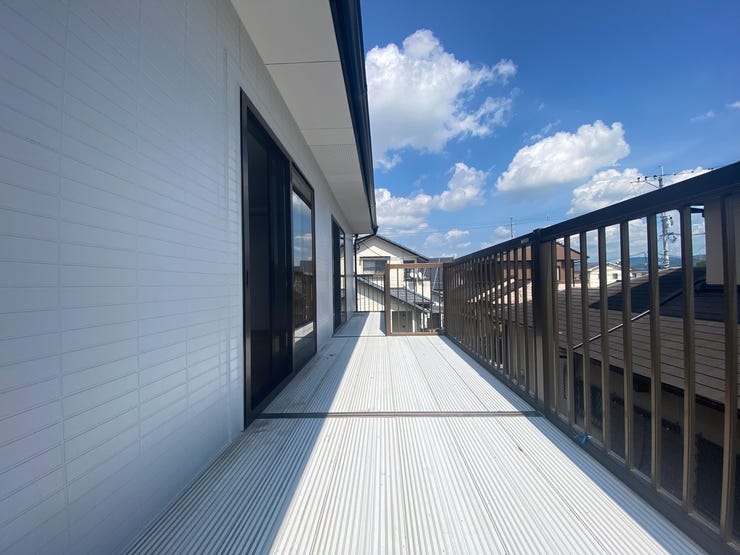 日当たりの良いバルコニーは風通しも良く、お洗濯も良く乾きそうです♪