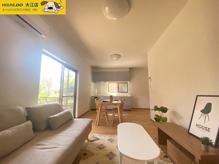 【リビング】
くつろぎを愉しむリビングルームは憩いの場となりますのでご家族でゆっくりとくつろぎたい方にオススメです♪