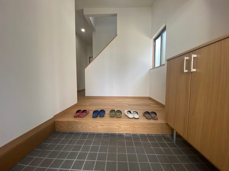 明るく開放的な玄関スペース。シューズボックス付きで収納も充実しています。