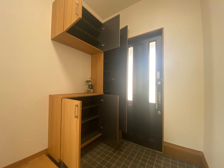 暗くなりがちな玄関も中央スリットデザインのドアから入る自然光で明るくなりますね♪日中は電気をつけずに過ごせるので省エネにも貢献◎