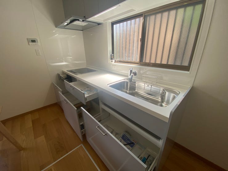 スライド収納で、出し入れ簡単◎
収納豊富で、調理道具や食器類もスッキリ整理可能。