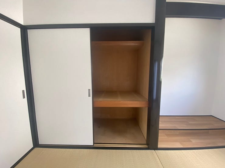押し入れには、布団や季節物、大きめの収納ボックスなどもラクラク収納可能◎