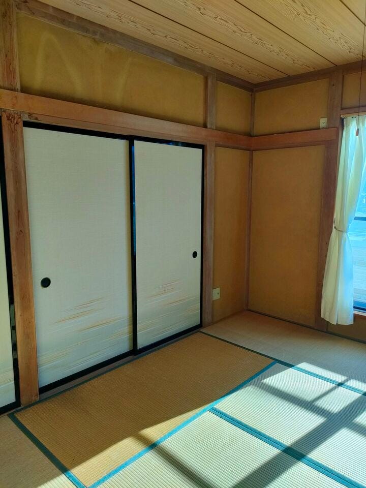 2F約8帖和室・・・畳に直接座る昔ながらの日本のライフスタイルは、天井までの空間を広く感じることができるため、開放感のあるリラックス空間を作りだしてくれる効果があります(^^♪