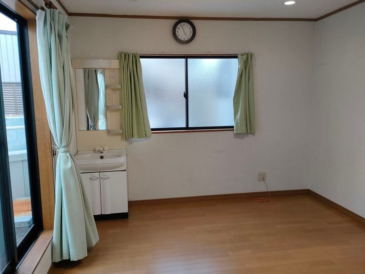 2F洋室・・・洋室の中に洗面台があると、簡単な洗顔や歯磨き、手洗いができるので、リモートワークや趣味部屋でも使いやすいです◎家族がバスルームや洗面所を使っていても待つ必要がありません♪