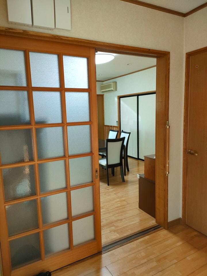 1Fダイニングキッチン・・・店舗スペースと住居部分が直結しているため、調理や休憩などをスムーズに行える間取りになっています!家事と仕事を両立しやすく、時短につながりますね♪