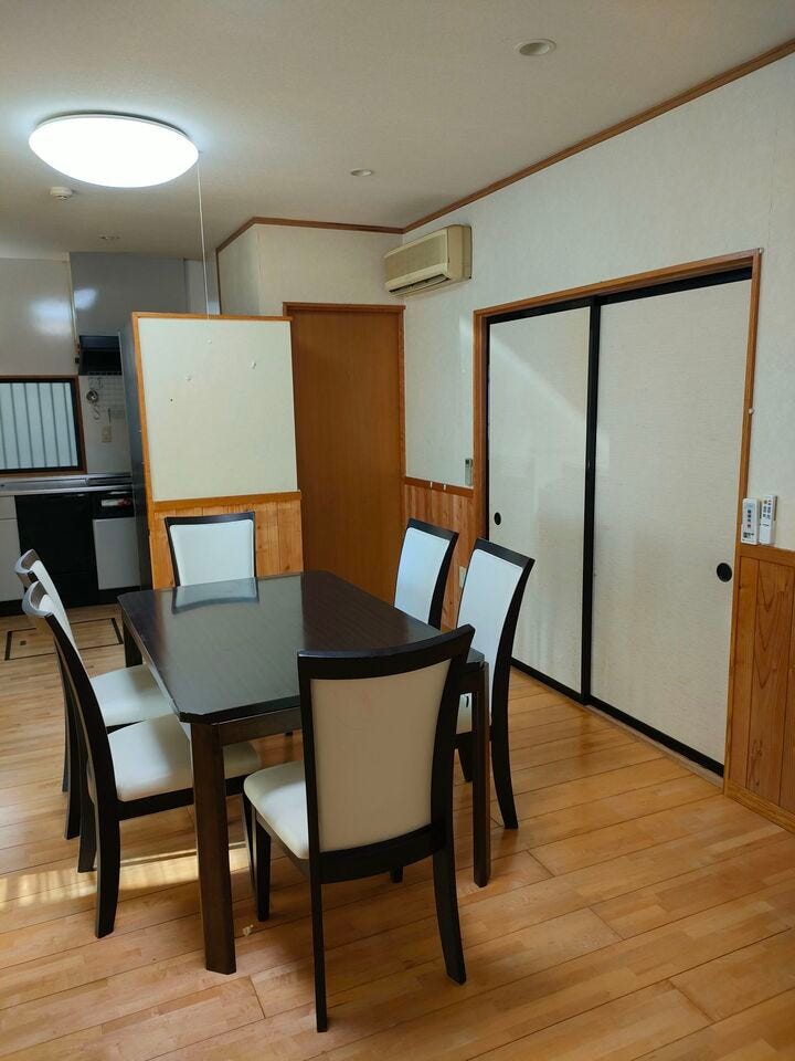 1Fダイニングキッチン・・・ダイニングキッチンをそのまま調理場・バックヤードとして活用できます!店舗部分とキッチンが近いため、料理提供や片付けが効率的に行えます◎