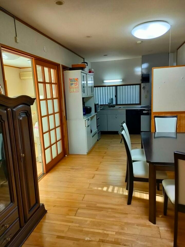 1Fダイニングキッチン・・・店舗で仕事をしながらも家族の様子が把握しやすいことがメリットと言えます◎小さなお子さまがいる家庭でも安心して店舗経営ができますね!