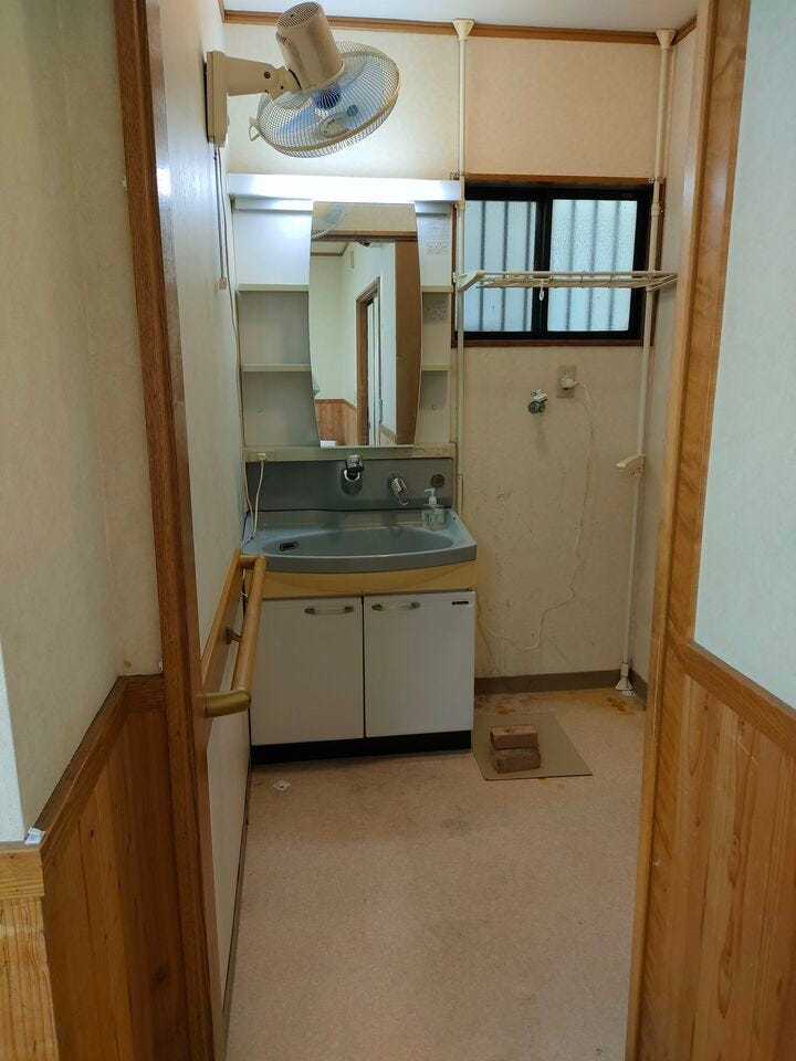 洗面所の窓は、窓やドアを開けることで空気の入れ替えができ、湿気対策にも役立ちます!ゆとりのある洗面所のため、朝の混雑時でも家族が並んで使える余裕が生まれますね♪