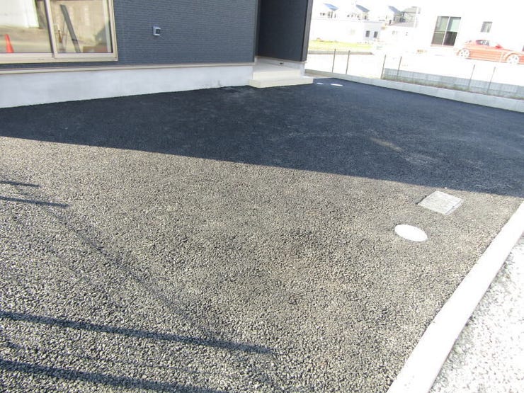 駐車スペースは2台分を確保。ご家族や来客の車も安心して駐車できます。