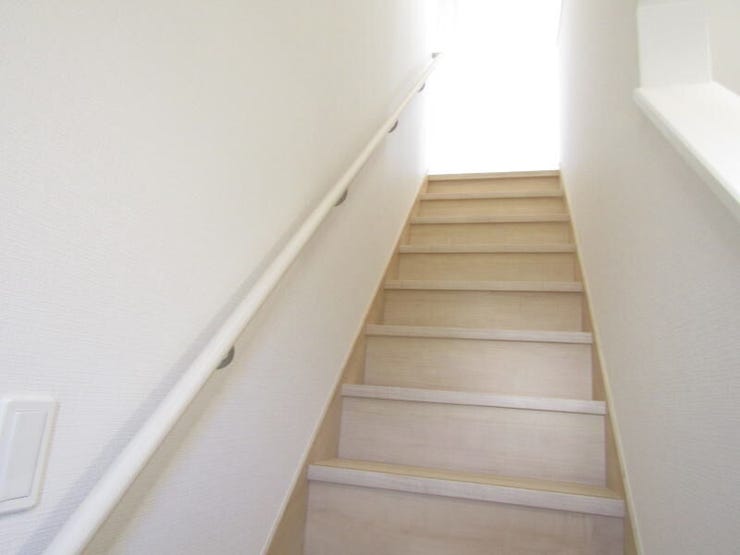 手すりを設置することで歩行のサポートとなり転倒の防止など思わぬ事故を防ぐことが出来ます。