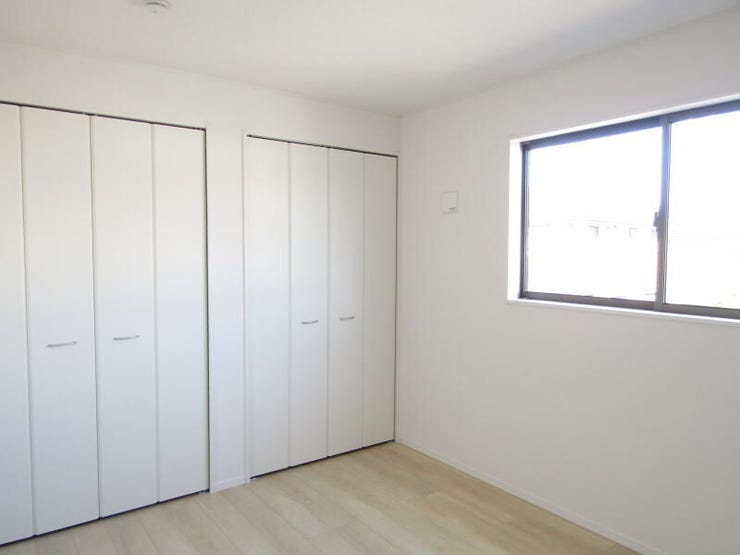 柔らかな光が差し込む、明るく落ち着いた洋室。窓下に家具を配置しやすく、レイアウトの自由度が高いのも魅力です。