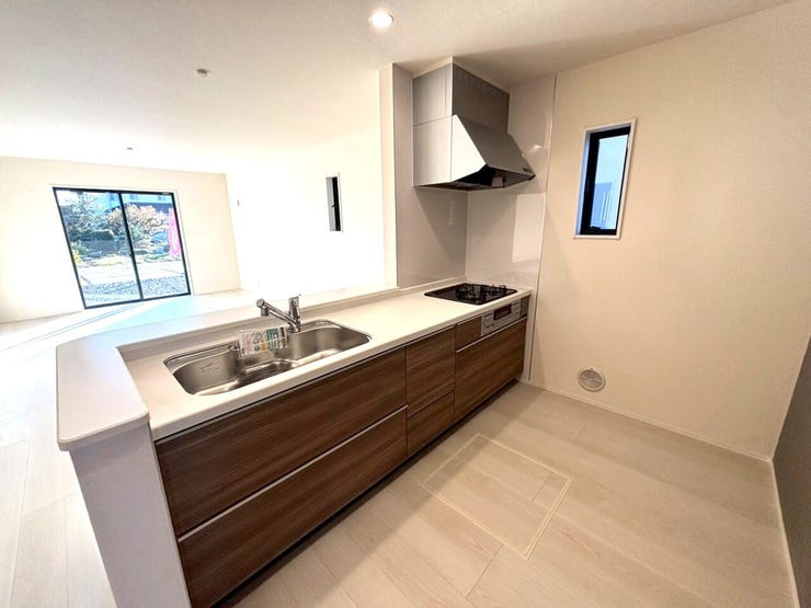 システムキッチンは調理に必要な道具を最小限の動きで取り出せるよう、使い勝手も工夫されており、収納力と収納のしやすさを同時に備えています!