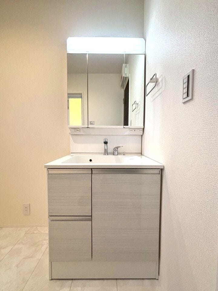 三面鏡付き洗面台は合わせ鏡ができるので、後ろの髪型までチェックできます♪