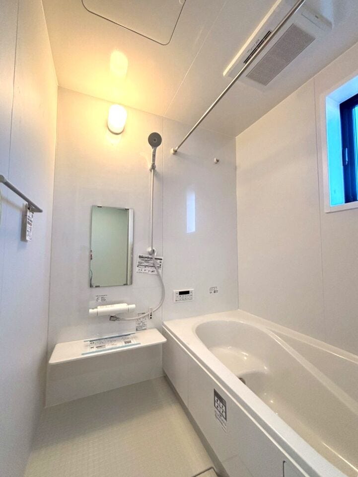 浴室に物干し竿があるため室内で洗濯物を干すことができ、 雨の日や寒い季節など、外に干すことが難しい場合に重宝します。