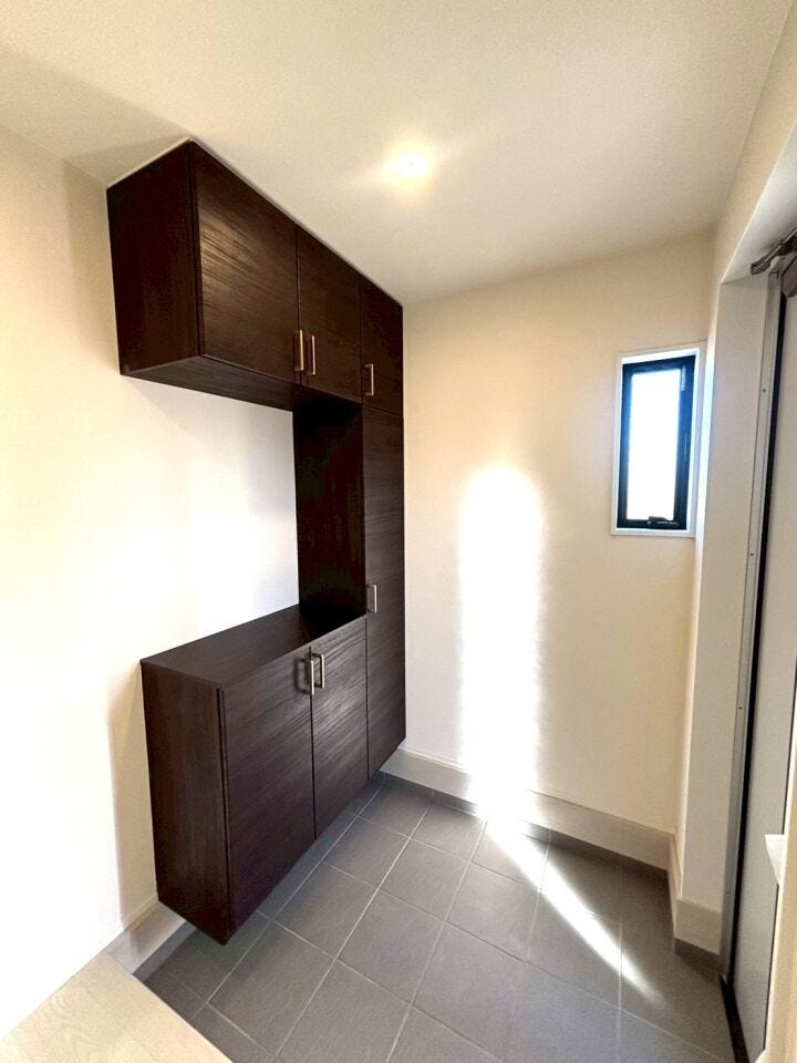 窓付きの玄関はおしゃれで洗練された印象を与え、家の外観のアクセントとしても機能します。