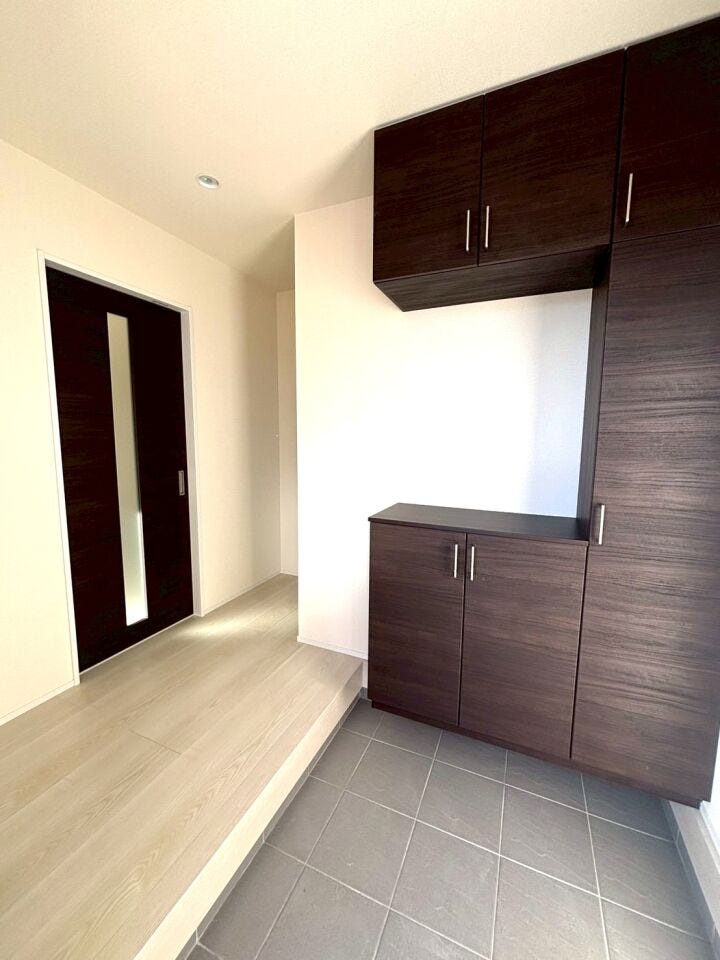 大容量のシューズボックスで靴の種類や季節に応じて多くの靴を収納でき、家族全員分の靴を一箇所にまとめて管理できます。