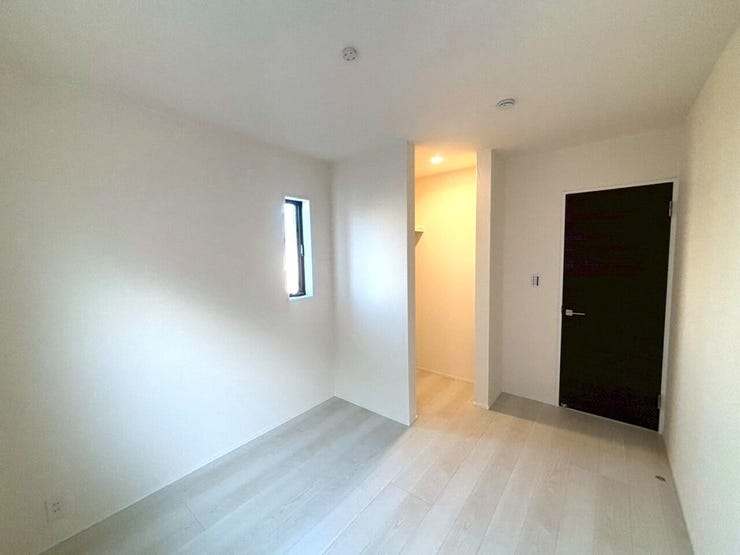 5帖の洋室は部屋の広さが適度なため、家具の配置やインテリアデザインがしやすく、狭すぎず広すぎない居心地の良い空間を作れます。