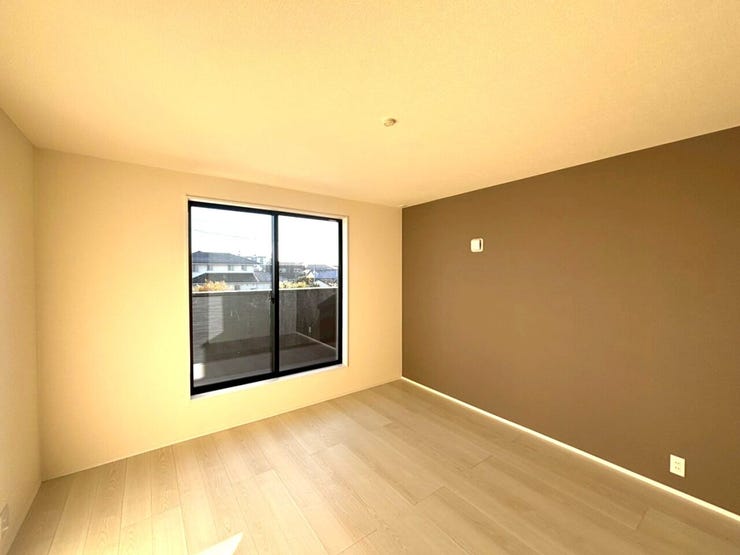 約8帖の洋室はダブルベッドやクイーンサイズベッドを置いても余裕があり、快適な寝室として利用可能です。