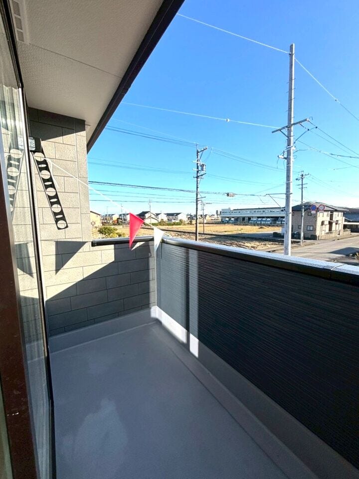 南向きのバルコニーは太陽光をたっぷりと受けられるため、洗濯物が乾きやすく、室内に明るさをもたらします。