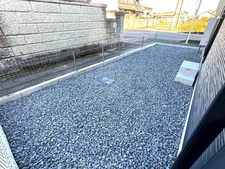 子ども用の簡易プールや、ペットが遊べる小さな砂場を設けるなど、家族が楽しめるスペースに♪